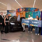 Todohogar entregó 1 auto BYD y 2 órdenes de compra de $5.000 cada una a los ganadores de la campaña Madre y Padre 2025 “Puertatlón Todohogar”