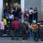 Fiebre por el Bono Raíces de USD 1.000: campesinos copan agencias de BanEcuador en Riobamba y Guaranda