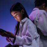 El uso temprano y sin control de las pantallas reduce la atención, el lenguaje y el sueño infantil