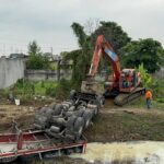 Con taponamiento temporal de estero y medidas de contención, la Prefectura del Guayas atiende de manera inmediata, la emergencia reportada por derrame cerca del río Daule