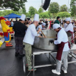 Dos proteínas juntas: el huevo y el camarón fueron protagonistas en el revoltillo más grande del Ecuador