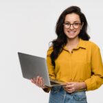 Inglés presencial vs. inglés online: cómo elegir la mejor modalidad para ti