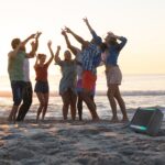 LG xboom AI Stage 301 lleva la experiencia musical a la playa con potencia y versatilidad