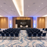 Hotel Wyndham Guayaquil Puerto Santa Ana moderniza sus salones y fortalece su oferta para congresos médicos y eventos corporativos