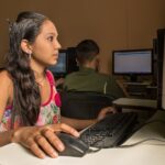 El mercado laboral acelera hacia la digitalización, pero el sistema educativo deja atrás a 1 de cada 5 jóvenes en América Latina