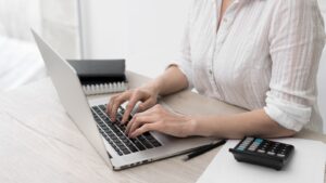 Orden financiero a mitad de año: facturas, inventario y retenciones