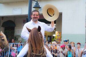 El Prefecto del Guayas encabezó a caballo el desfile «Guayas Sostenible» ante más de 5.000 asistentes