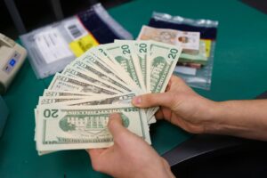 Cinco razones para mantener dinero en efectivo en tu billetera
