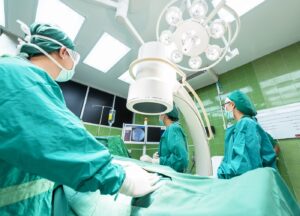 Crisis hospitalaria en Ecuador: IA y eficiencia energética surgen como alivio financiero