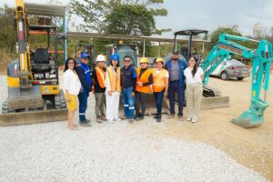 Con capacitación gratuita, 60 mujeres guayasenses buscan certificarse como operadoras de maquinaria pesada y camiones, en proyecto impulsado por el Prefecto Carlos Encalada y el Banco Mundial