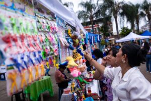 Feria Emprende y Vende reúne 118 stands con talento y productos locales