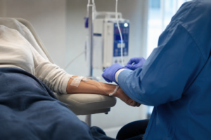 Roche introduce en Ecuador la primera terapia biológica de precisión capaz de detener el daño renal por nefritis lúpica