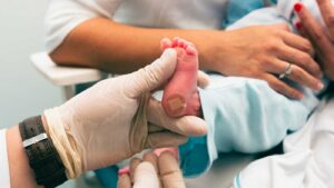Tamizaje neonatal: ¿qué es, cómo funciona en el mundo y en Ecuador y por qué es vital para la salud pública?