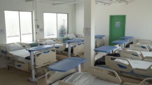 El Hospital Básico Ancón del IESS renueva sus camas de hospitalización tras la renovación impulsada por el presidente Daniel Noboa