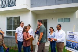 Ministro Roberto Luque visita Casalaguna y participa en la entrega de una vivienda financiada con Crédito Miti Miti