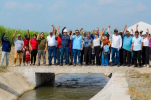En Naranjal, el prefecto Carlos Encalada cumple con obras ante dos demandas históricas: agua para producir y vías para conectar