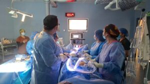Gobierno del Presidente Noboa potencia las cirugías laparoscópicas ginecológicas con tecnología de alta precisión en el Hospital IESS Los Ceibos