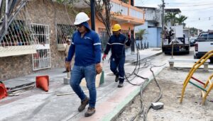 CNEL EP infraestructura eléctrica soterrada afectada por las mareas en el centro-sur de Guayaquil