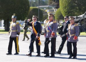 El presidente Daniel Noboa encabezó la ceremonia cívico-militar por el Primer Grito de la Independencia