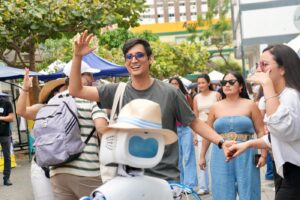 Robot bailó con el público en feria de ciencia y tecnología en el Rincón Mágico