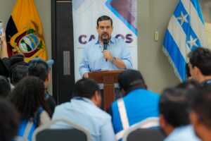 Con un ejercicio de simulación, junto a personal técnico y administrativo del Gobierno Provincial, el prefecto Carlos Encalada midió tiempos de respuesta y atención ante inundaciones, en Guayas