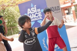 Clases gratuitas de boxeo convocan a niños y adolescentes en el Malecón del Salado