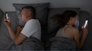 Infidelidad digital: ¿los mensajes y vínculos virtuales producen el mismo daño emocional?