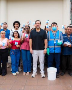 Prefecto del Guayas, Carlos Encalada, atiende clamor ciudadano en Urdesa Central con brigadas de desratización y fumigación ante el próximo invierno