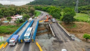 Prefectura del Guayas traslada los pilotes y arranca los trabajos previos a la obra de rehabilitación del puente Churute, en Naranjal