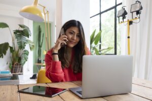 Pequeños cambios en tu rutina de teletrabajo que pueden beneficiar tu bienestar auditivo