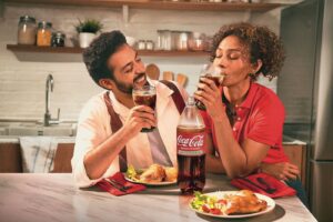 Coca-Cola presenta en Ecuador «El mundo puede esperar», una campaña que celebra el valor de compartir alrededor de la mesa