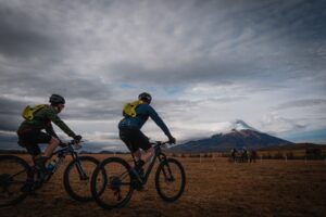 Así se vive la experiencia de rodar uno de los volcanes más icónicos del mundo en bicicleta