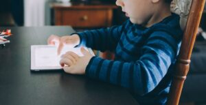 ¿Cómo atender el consumo excesivo de pantallas de los niños y adolescentes?