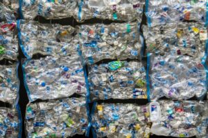 322.842 botellas menos y 417,5 kilos de plástico reciclado: dos caminos para reducir residuos en la hotelería.