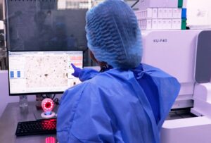 HCAM incorpora la primera plataforma 100% automatizada para análisis coprológicos de la red pública