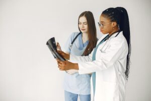 Retener talento en salud: ¿por qué la educación es la mejor inversión frente al déficit y la rotación en el sector?