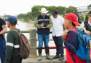 Prefecto Carlos Encalada dispone refuerzo de obras de protección y solicita corresponsabilidad por asentamientos irregulares y falta de medidas de mitigación, en Balao