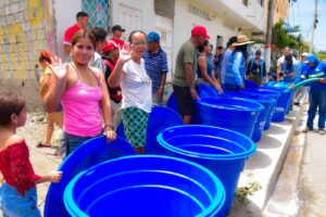 El prefecto Carlos Encalada despliega 2 tanqueros, 180 kits de Agua Segura y personal del Gobierno Provincial para atender la crisis del agua potable en Playas