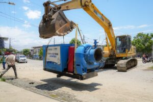 Inundaciones en Balao: Prefectura del Guayas coordina el inicio de operaciones de una bomba de succión, con capacidad para drenar una piscina olímpica por hora