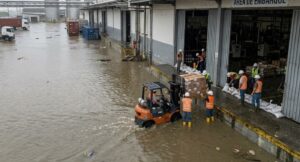 Ecuador registra 374 emergencias por lluvias: ¿cuánto puede perder una empresa si debe detener sus operaciones?