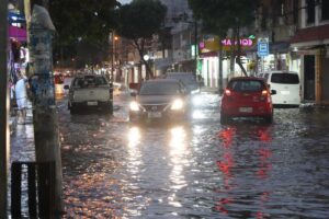 ¿Cuánto le cuesta la lluvia a los negocios de Guayaquil? Una lectura económica de las inundaciones