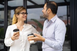 Hablar para conectar: guía para comunicarse mejor con una persona con disminución auditiva