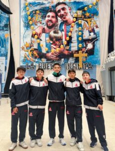 De las canchas de Riobamba a Argentina: 15 jóvenes futbolistas acceden a formación internacional