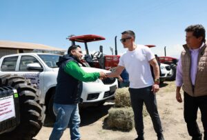 Gobierno Nacional entrega tractores y camionetas a productores de 11 provincias del país